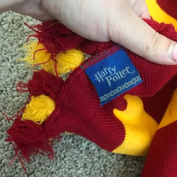 Harry Potter Gryffindor Hat & Scarf in Women - Picture 2 of 4
